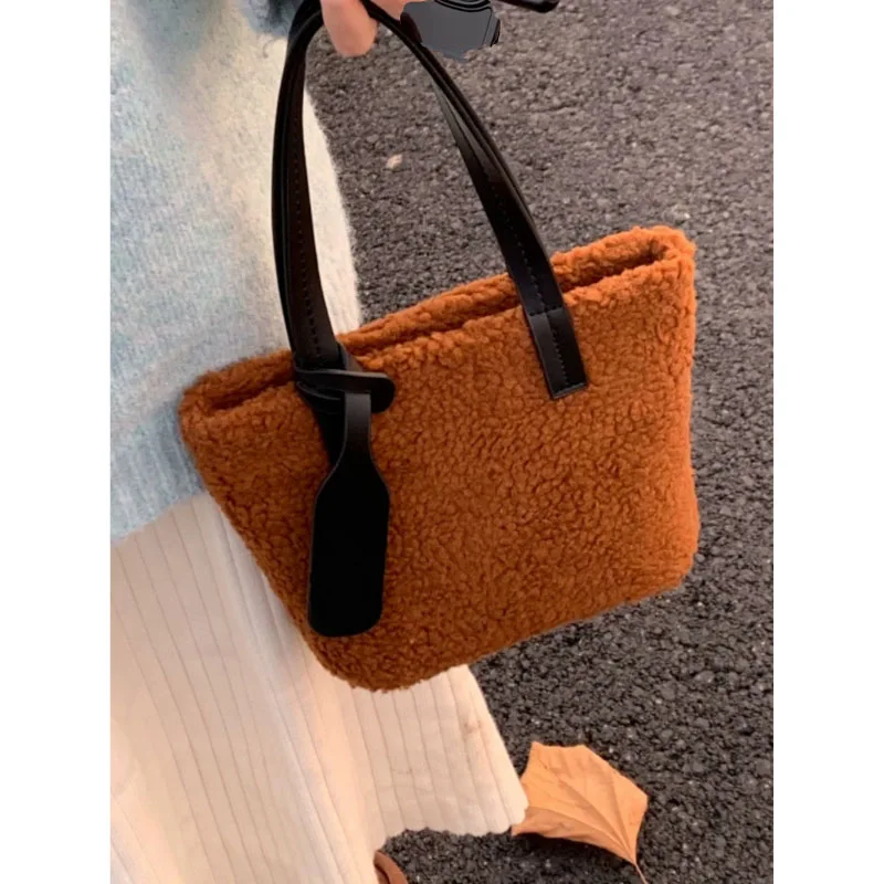 Winter Plush Bag Women 2023 New Korean Version Lamb Wool Bucket Bag Fashion Cute Mini Soft Simple Solid Portable Commuting Bag