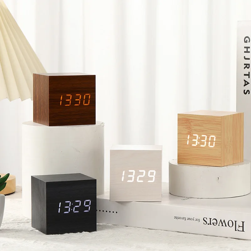 【セール中】正方形の木製 LED デジタル目覚まし時計木製レトロ発光時計 USB/バッテリー駆動 LED ベッドサイド テーブル デスクトップ時計、オフィス