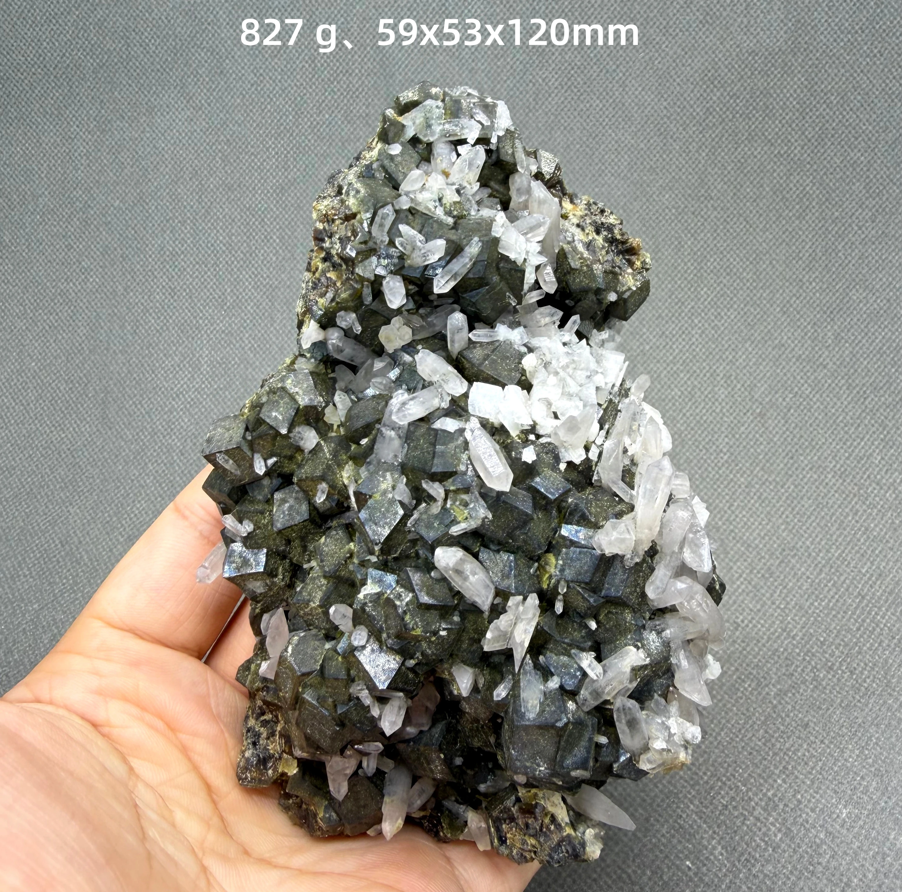 Cristal de grenat andradite naturel, cluster de cristaux à haute brillance, spécimen minéral