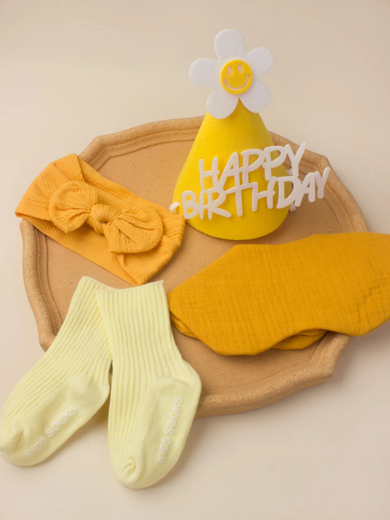 Baby birthday hat + bow headband + socks + bibs, birthday gift set, birthday photo decoration toddler birthday set birthday cele