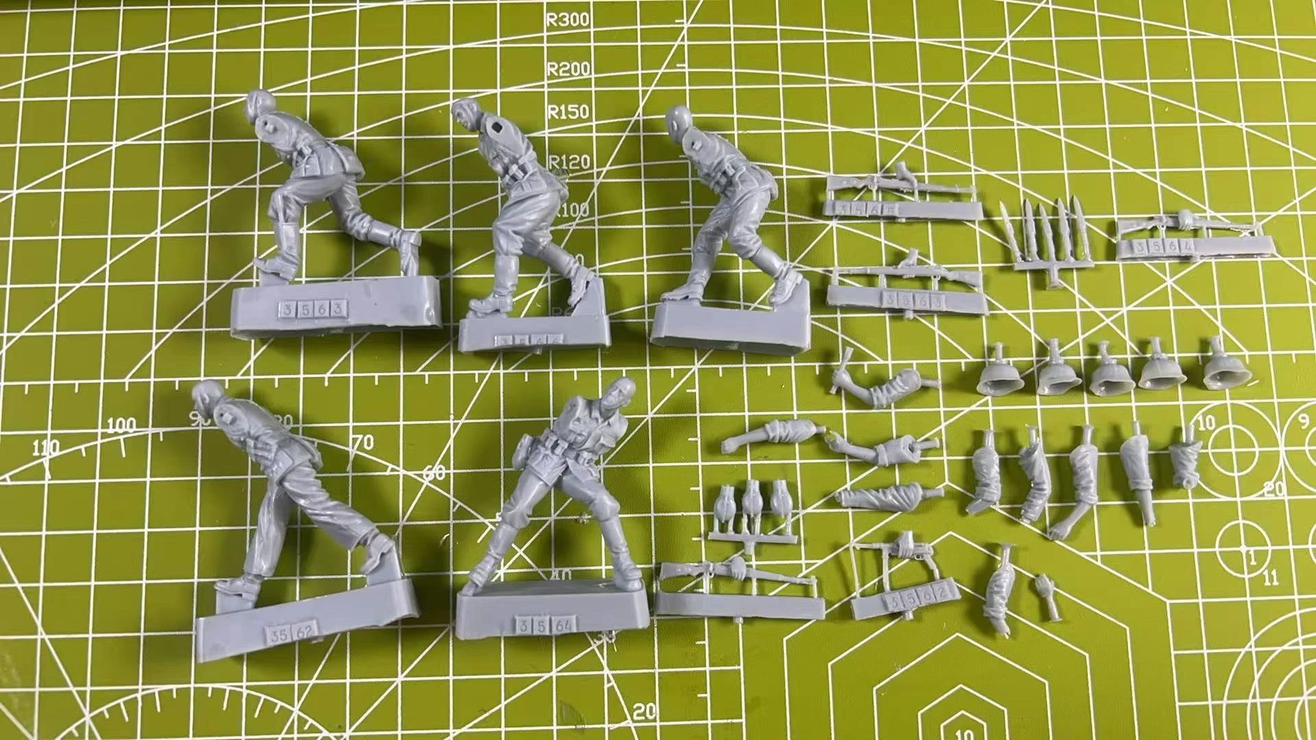 1: 35 Kit de modelo de resina Tanque Soldado 5 personagens Modelo de layout de cena Modelo de brinquedo