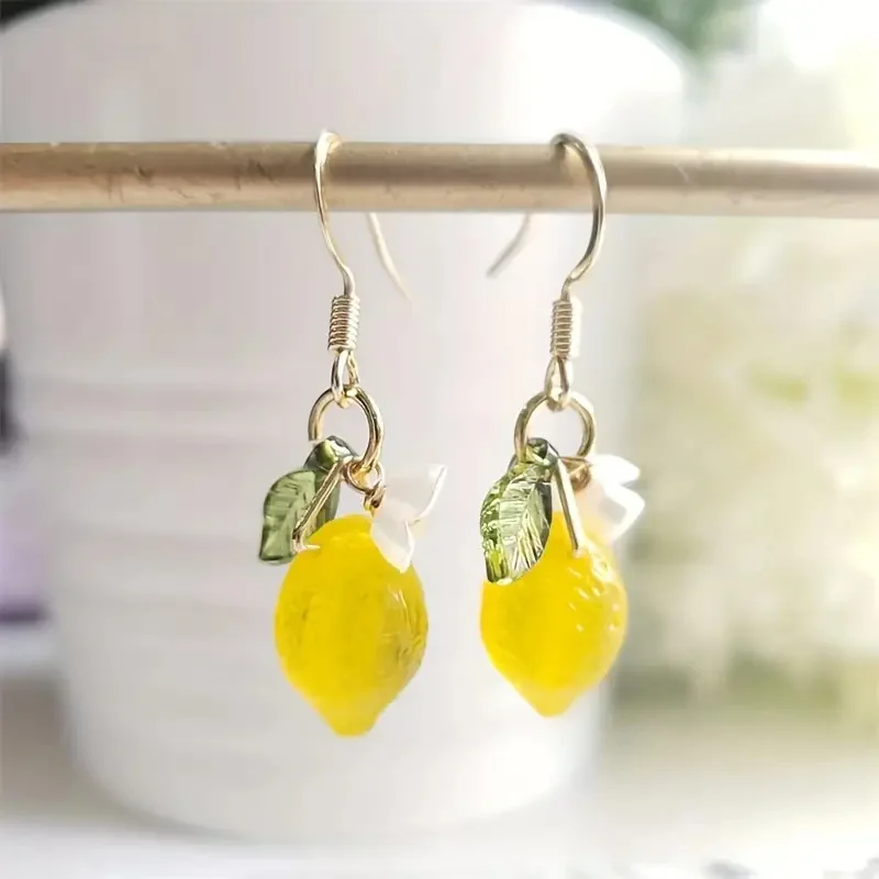 1 par de diseños creativos, bonitos pendientes colgantes de limón de resina a la moda, regalos de vacaciones de verano para niñas, accesorios de ganchos para las orejas de frutas