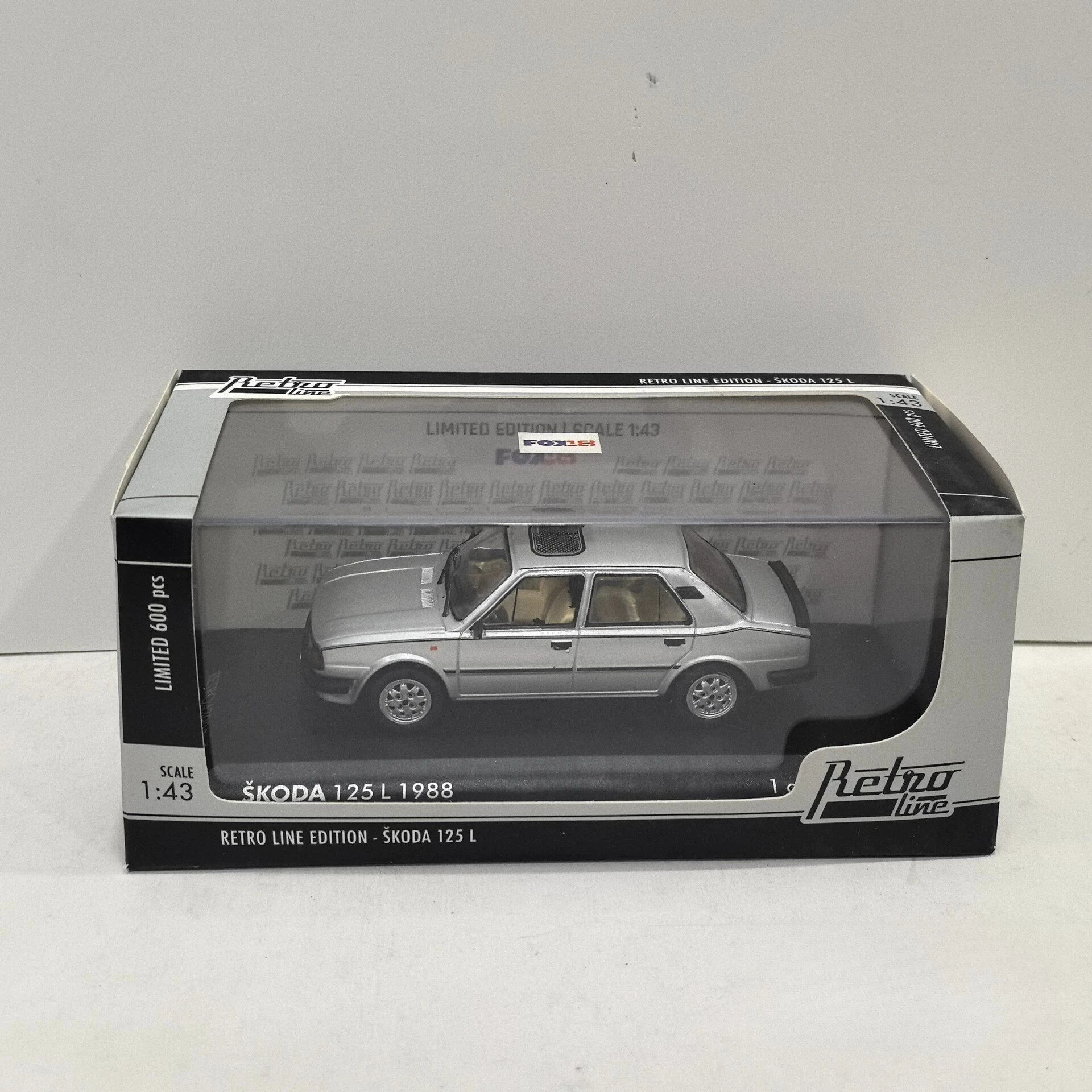 

Масштабная модель автомобиля FOX 1/43 SKODA 125L 1988 из сплава, 32 детали