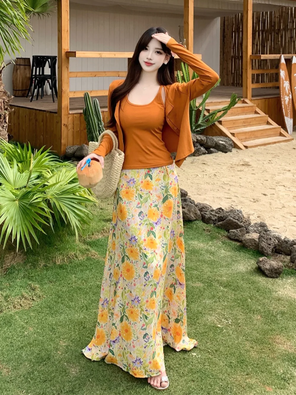 

Летний новый комплект из трех предметов больших размеров: антивозрастной солнцезащитный кардиган, топ на бретельках и юбка с цветочным принтом на высокой талии