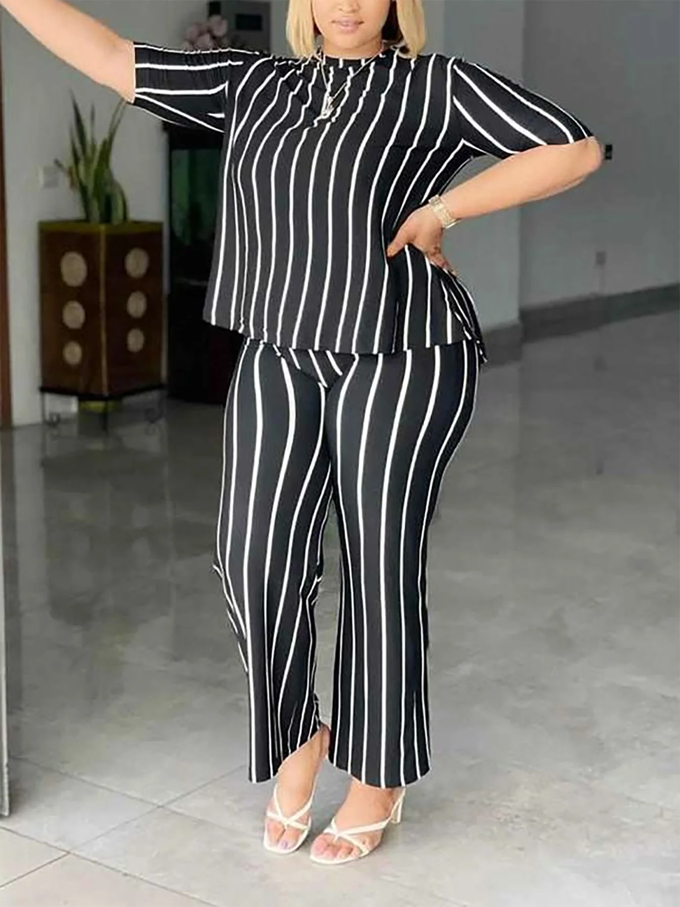 مجموعة البائع الكلاسيكية باللون الأسود - والأبيض المخطط الأكثر مبيعًا: اتجاه جديد في براعة عصرية