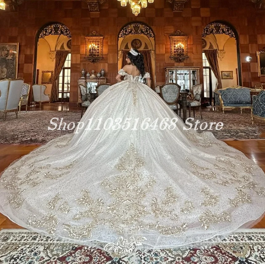 Sparkling Chapel Train 15 Quinceanera White Sweet Princess Inlaid Sequins Gold Applique Vestidos De 15 Años Quinceañeras 2024