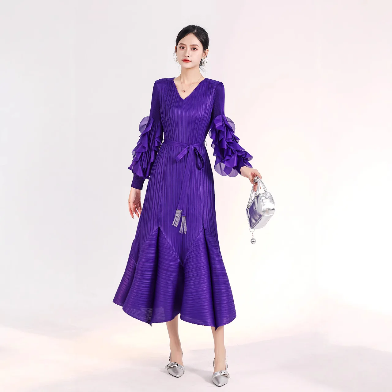 2024 Autumn Miyake Folds New V-Neck Long Sleeve Temperament Belt Elegant Lantern Sleeve Age Reduction Women's Dress