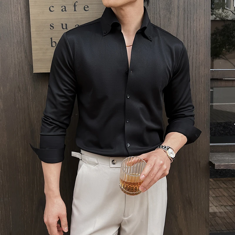 Camisa de vestir con cuello en V para hombre, ropa de calle de manga larga a rayas de estilo nuevo británico, camisa ajustada informal lisa, ropa para hombre 2025