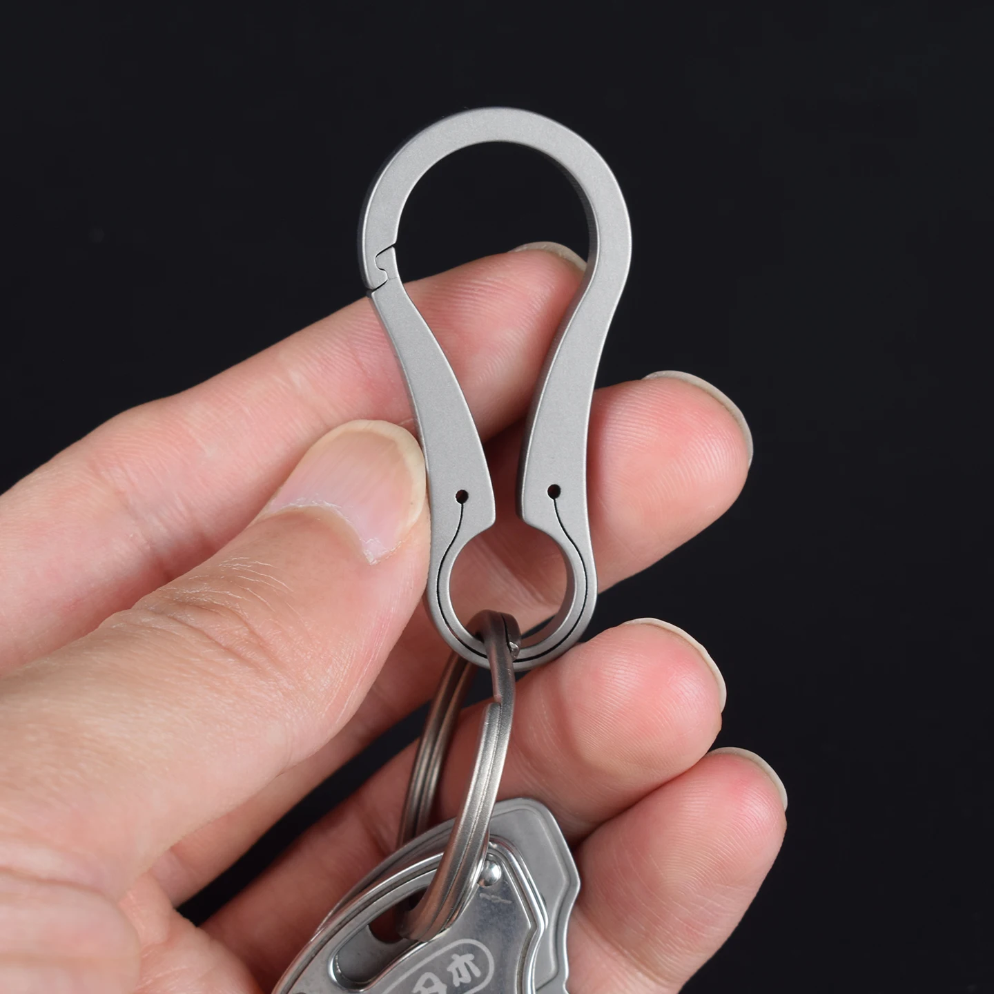 سلسلة مفاتيح جديدة من سبائك التيتانيوم، سلسلة مفاتيح صغيرة مطورة على شكل قطرة الماء، عالية الجودة، متكاملة سريعة التعليق