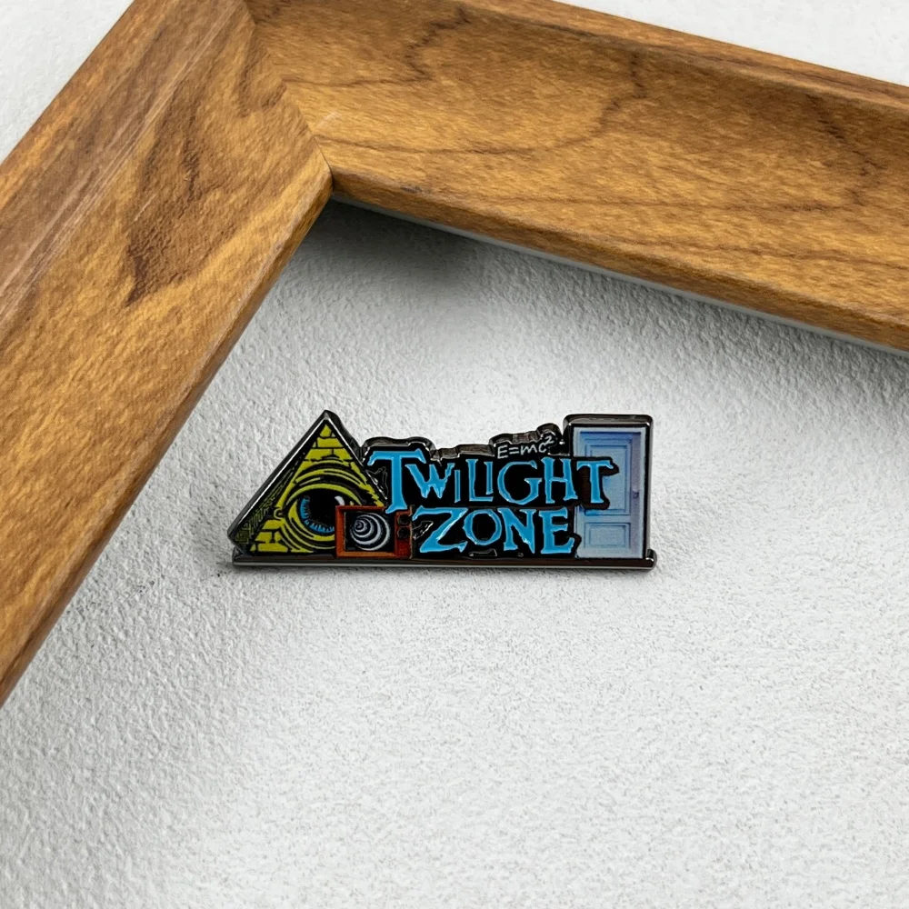 The Twilight Zone Metallbrosche Sci-Fi TV-Show Emaille-Pin Allsehendes Auge Pyramiden-Abzeichen Kleidung Rucksack Reversnadeln Sci-Fi Fan Geschenk – Detail 5