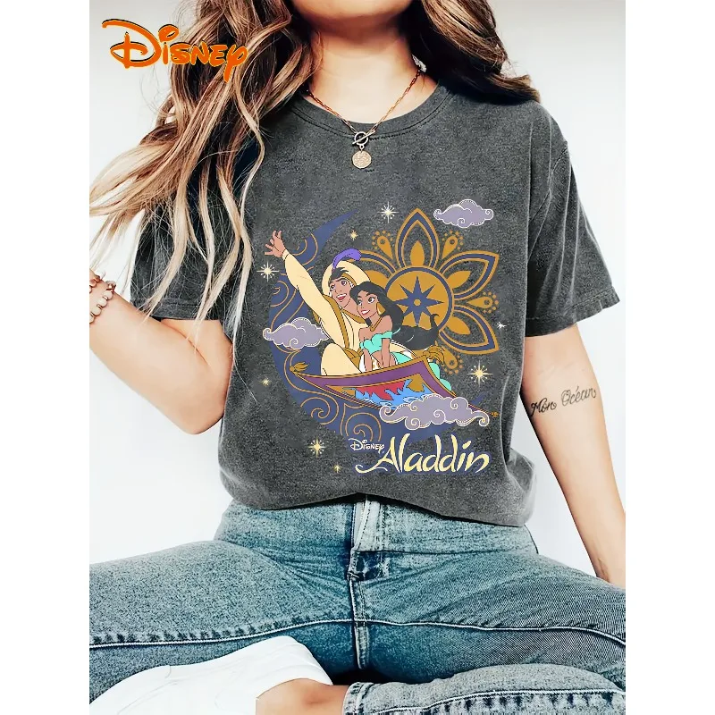 تي شيرت علاء الدين Princess Jasmine and the Genie للسيدات يتميز بشعار Agrabah. كاجوال لجميع المواسم برقبة دائرية وأكمام قصيرة #1