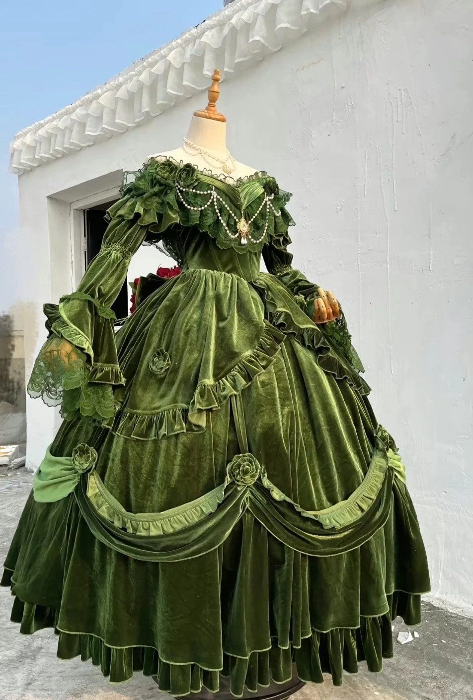 Olśniewające, ciężkie, aksamitne, zielone suknie wieczorowe z dekoltem w serek, długim rękawem, koronkowymi falbanami, w stylu Lolita, o kroju litery A, do ziemi, na studniówkę, szyte na miarę.