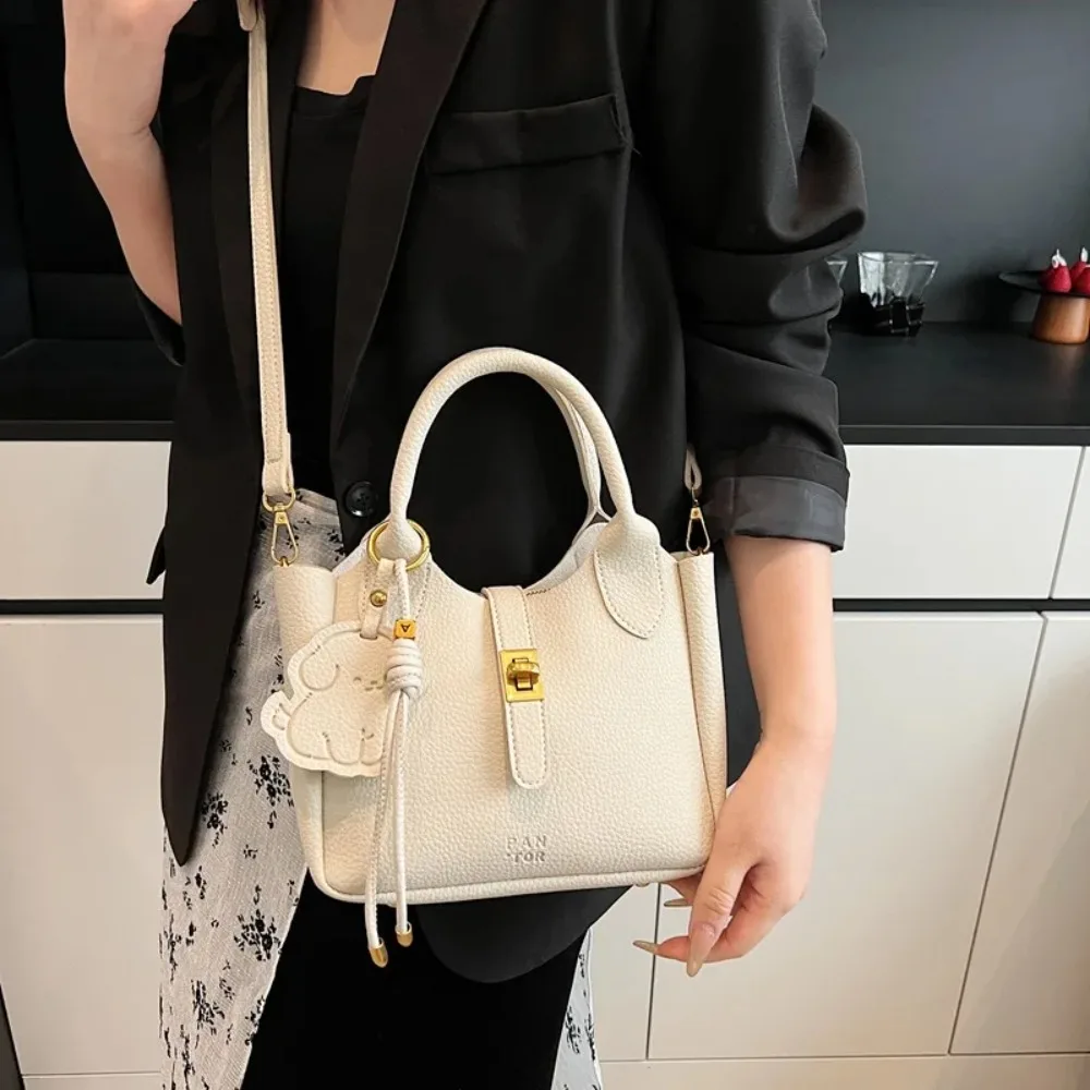 

Chic Slant Cross Bucket Bag Lychee Pattern Puppy Pendant PU Leather Shoulder Bag High-End Luxury Commuting Handbag Female