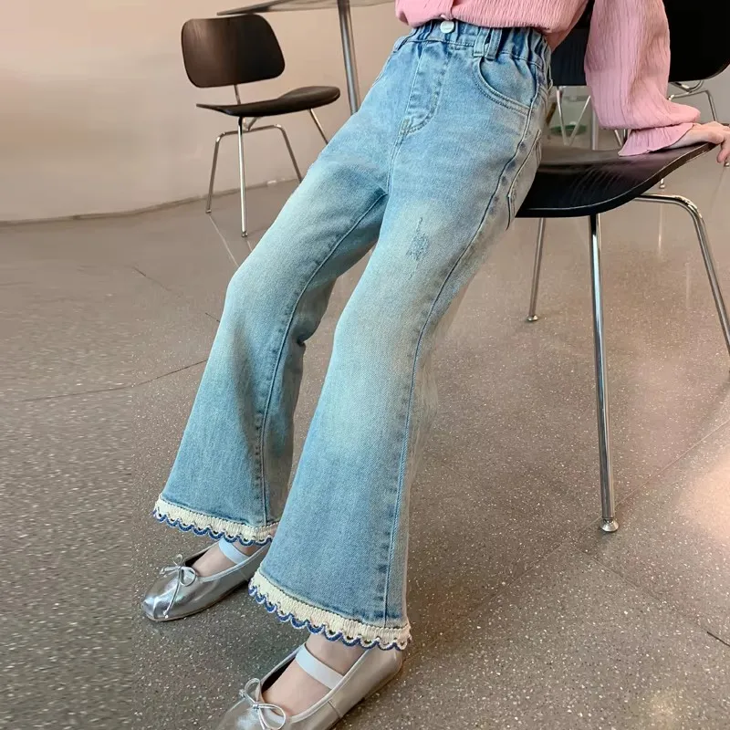 Jeans alla moda per ragazze Pantaloni eleganti in denim carini elasticizzati Pantaloni adorabili primaverili per bambini con fiore in pizzo per adolescenti di età 4-13 anni