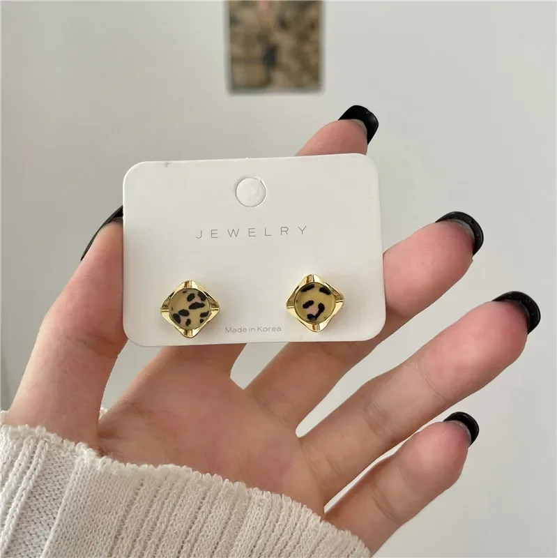 Korean Style Retro Leopard Square Clip on Earrings Ear Clips Simple Mini Resin Geometric Clip on Earrings Without Piercing