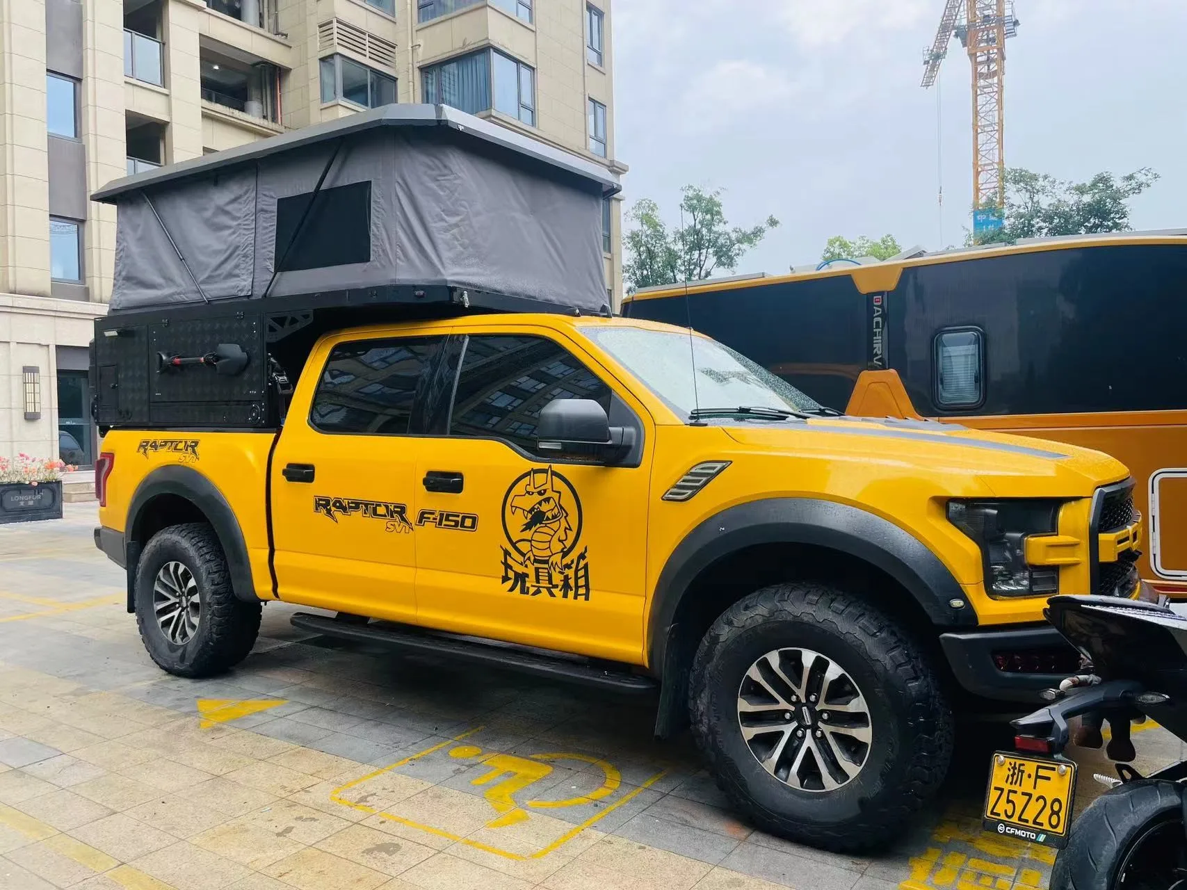 Modern Lightweight Aluminum Off-Road 4x4 Truck Accessory Foldable And Waterproof Pickup Camper With Ladder For Travel Trailers