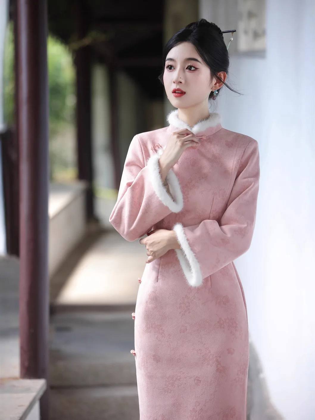 

Розовый Ретро Новый Китайский Стиль 2025 Осень/Зима Новый Толстый Теплый Cheongsam Длинный Стиль Женский Повседневный Молодой Стиль Ципао