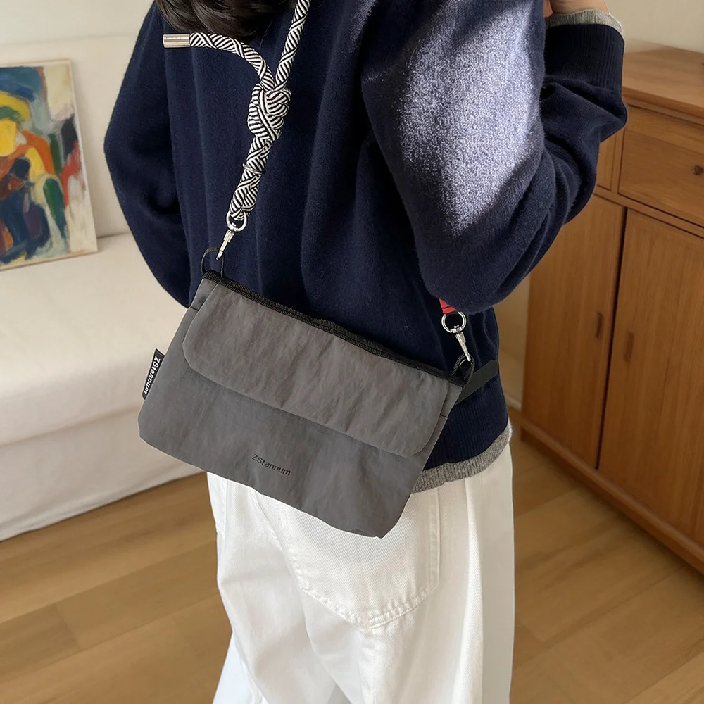Damen-Umhängetasche, Handtasche im Umschlagstil, aus faltigem Stoff, mit verstellbarem, geflochtenem Träger, leichte Tasche für den täglichen Gebrauch. – Detail 8