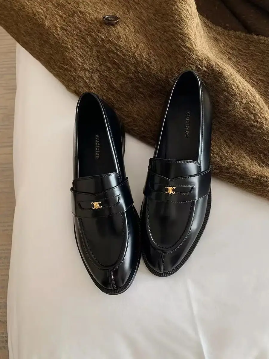 حذاء ماري جين الجلدي بإبزيم ذهبي صغير على الطراز البريطاني برأس مستدير وكعب سميك حذاء مسطح نعل مطاطي مريح