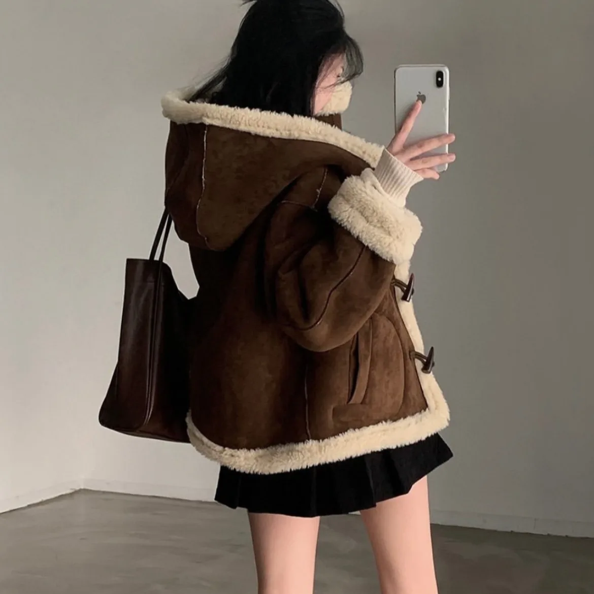 เสื้อโค้ทผู้หญิงสไตล์ชิคสำหรับฤดูใบไม้ร่วงและฤดูหนาว ผ้าฝ้ายออร์แกนิค แต่งขนเฟอร์และหนัง  แบบมีฮู้ด  ทรงสลิม  ใช้งานได้หลากหลาย  แขนยาว