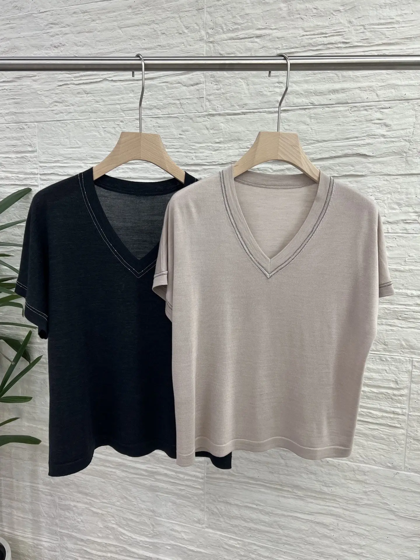 

2026 Early Spring New Fashion V-neck Silk Wool Short-sleeved Shirt + Drawstring Silk Wool Pants Two-Piece Set