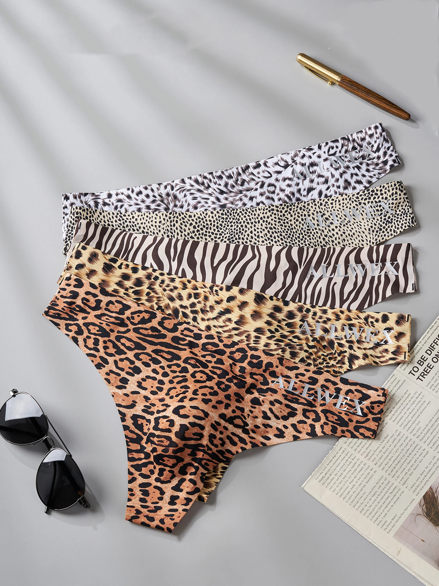 Men's Low Waist Leopard Print Thong Sexy 3D Pouch Underwear Breathable Thin Fitness T-Back Briefs Plus Size Soft Comfortable Und