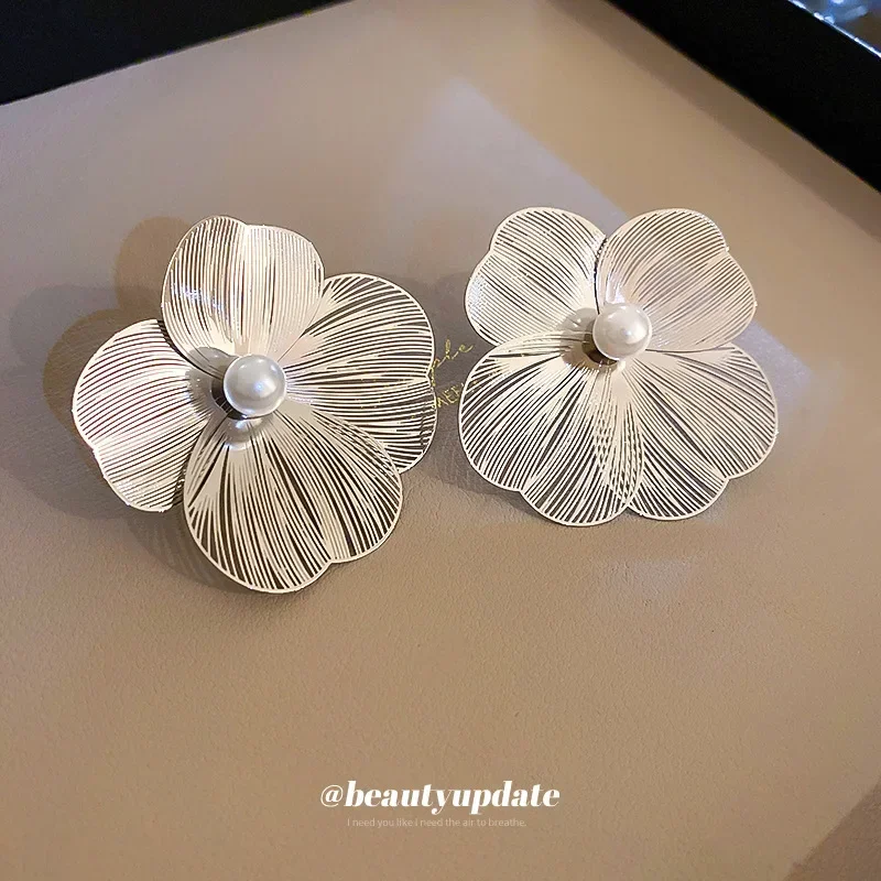 White Metal Flower Atmosphere Fashion Earrings Small Versatile High Grade Luxury Wholesale Female Jwellery for Girls