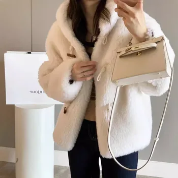 24. Kış Yeni Kapşonlu Toka Kürk Tek parça Koyun Kesme Kadife Korna Düğmesi Parçacık Ceket Kuzu Kürk Çim Ceket Kadın