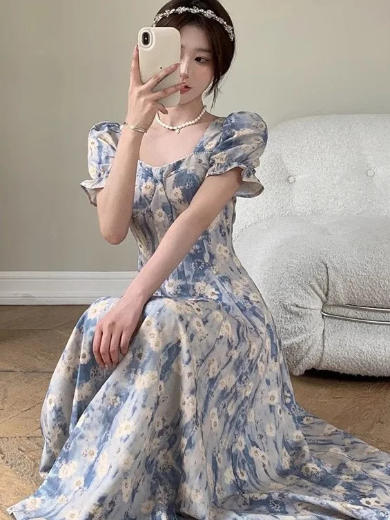 

Blue oil painting floral dress for women in summer 2024 new square neckline with bubble sleeves slim waist mid length dress M4XJ