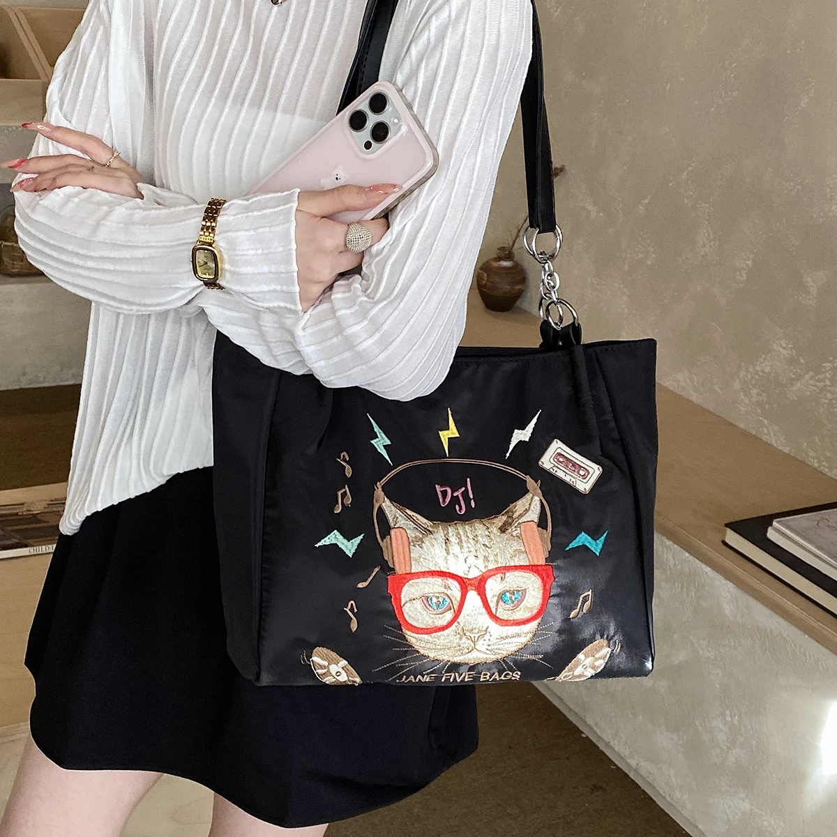 

Женская двусторонняя нейлоновая сумка-тоут, сумка через плечо с вышивкой DJ Cat и цепочками, большая повседневная сумка для работы и ежедневного использования