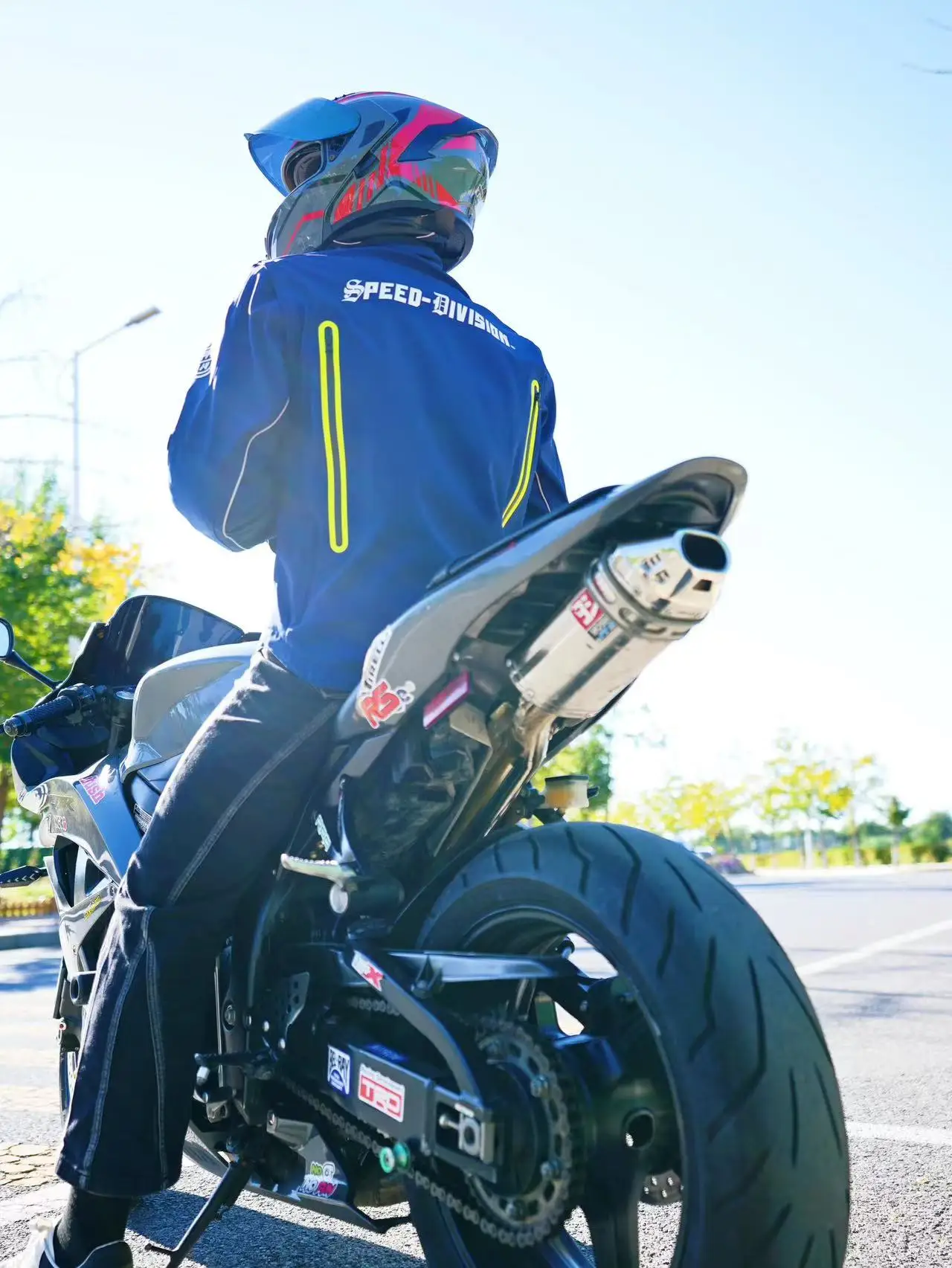 

New motorcycle jacket with protective armor suitable for ride , featuring reflective strips and multiple pocket designs