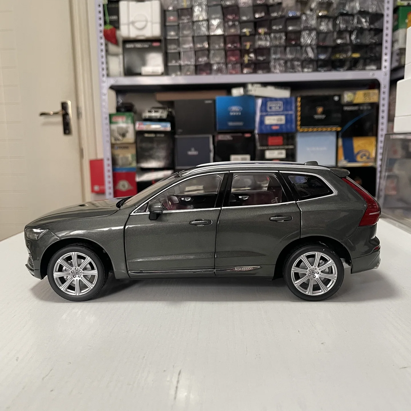 مقياس 1:18 مصنوع من خليط معدني 2018 VOLVO XC60 على الطرق الوعرة ألعاب سيارات نموذج كلاسيكي للحنين هدايا تذكارية للكبار عرض ثابت