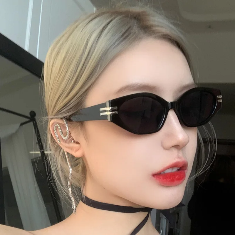 

2026 New Retro Small Cat Eye Sunglasses with Rivets Unisex UV400 Anti-UV Korean Style Slimming Streetwear Driving Shades