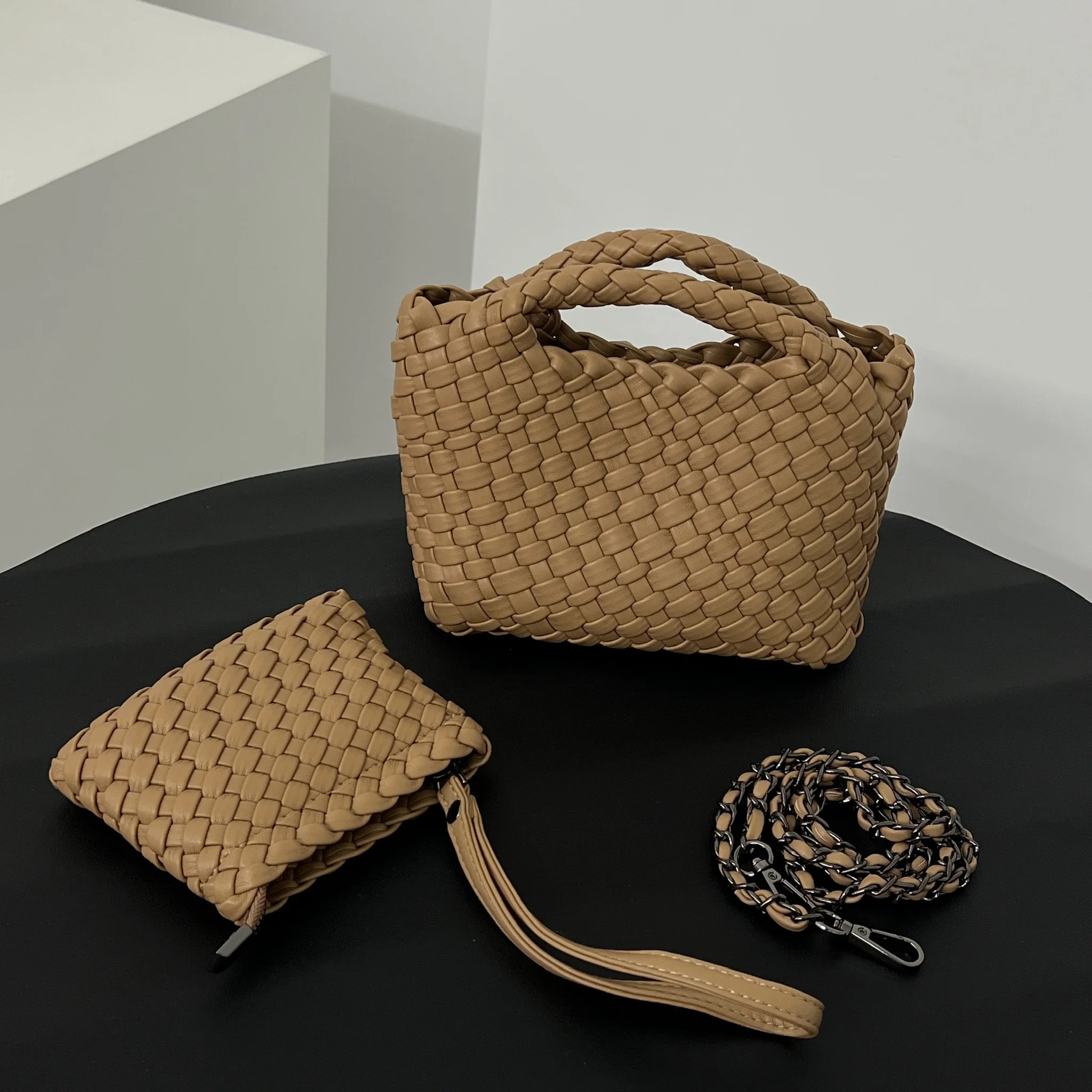 

Women's Handwoven Small PU Leather Handbag Trendy Woven Crossbody Bag for Casual Use