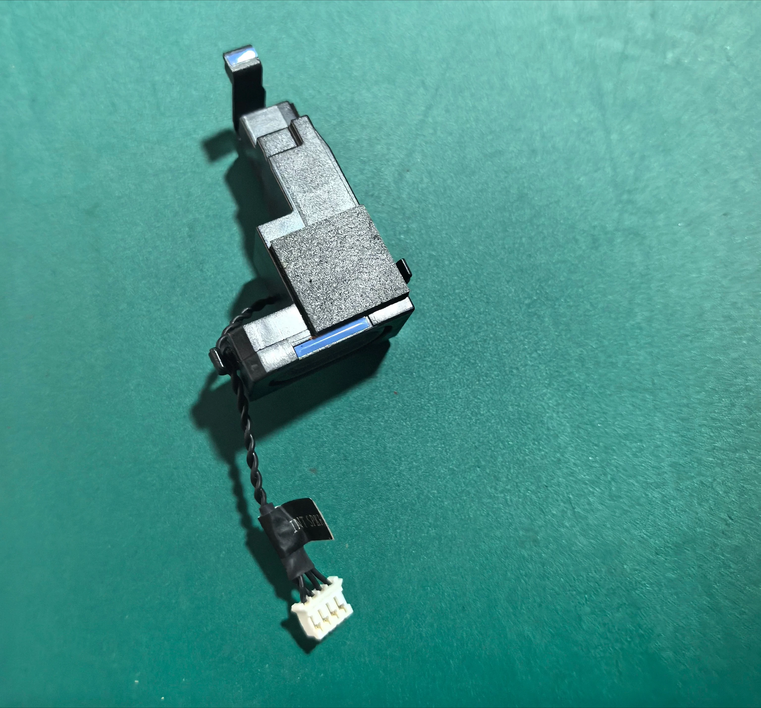 Para los modelos Dell QBM 1250 FHM 2250 QCM 1255 1250 MFF, tiene altavoces integrados.