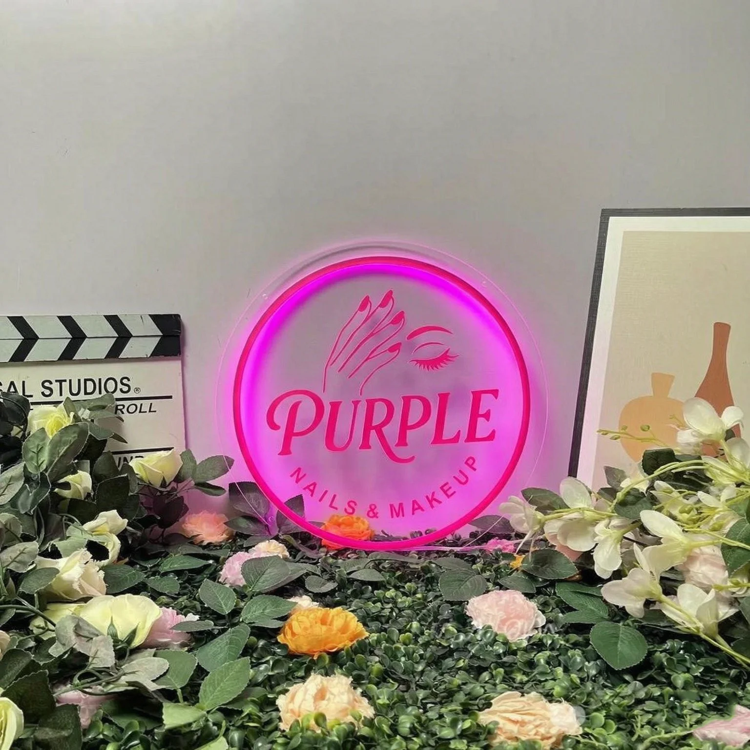 لافتة نيون مخصصة بشعار الصالون - مراجعة Beauty And Makeup Studio وسعره