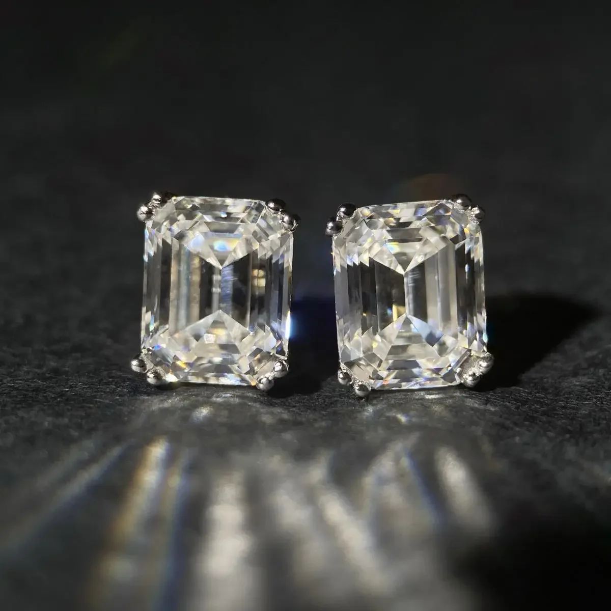 PT950 platinum Emerald Cut long inverted pagoda-shaped large sugar-shaped earrings in D color sapphire stud earrings