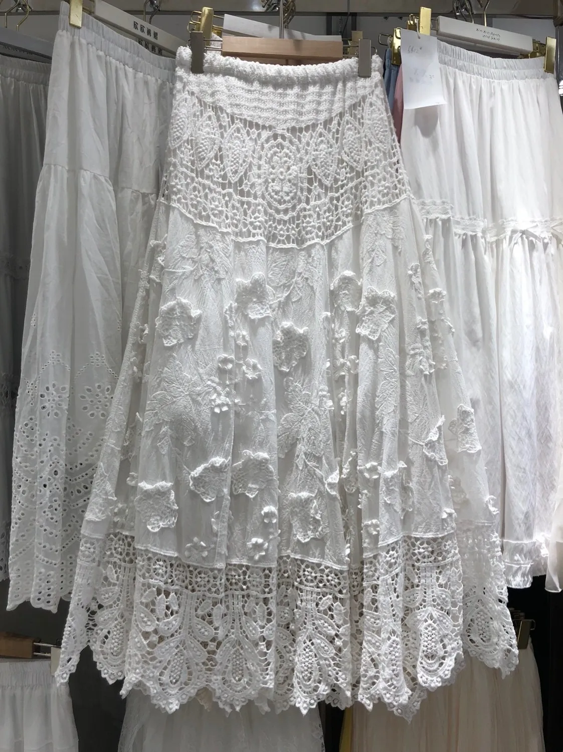 

Женская длинная юбка А-силуэта с объемной вышивкой, кружевом, ажурными цветочными элементами и широким подолом