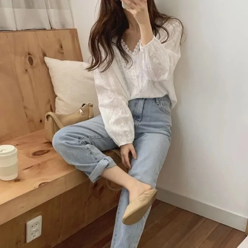 

White Lace Embroidered V-neck Shirt with Women's Temperament Spring and Autumn New Niche Design Loose Top