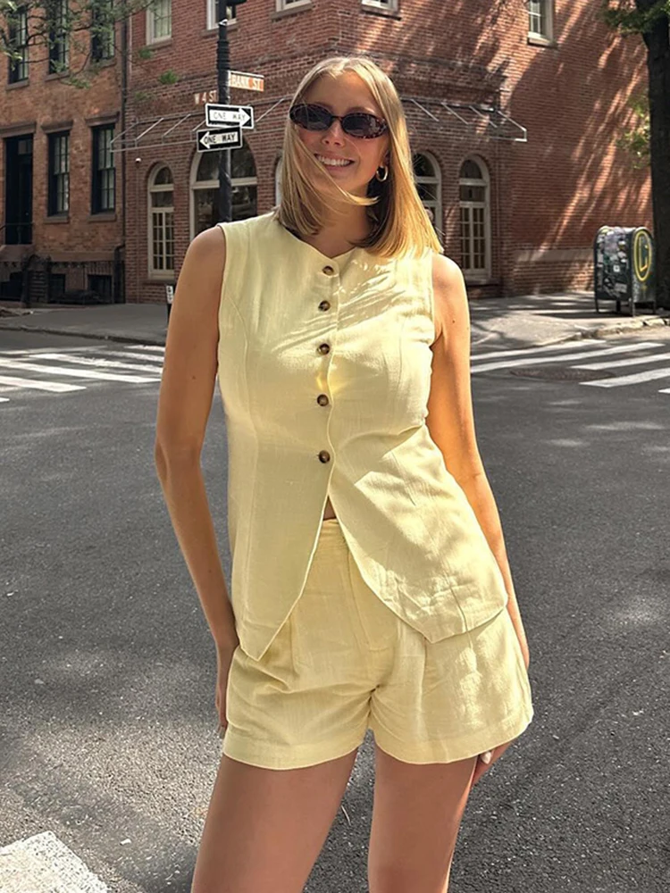بلا أكمام ملابس علوية بصدر واحد وبنطال قصير بدلة للنساء ، صدرية صفراء وشورت طقم ، ملابس غير رسمية للسيدات ، موضة الصيف ،