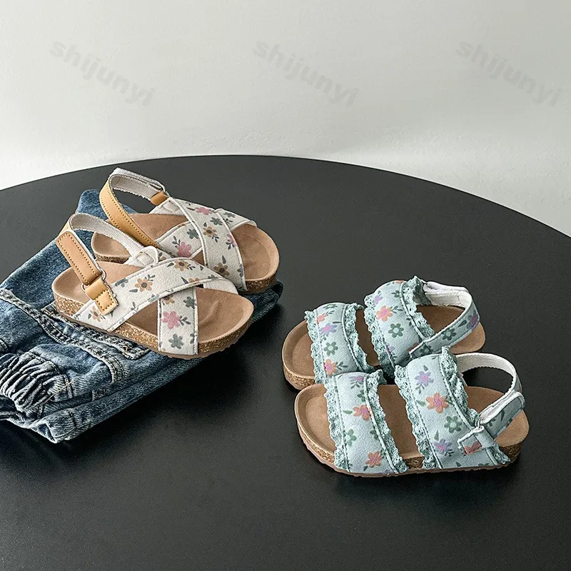 

Корейская версия, милые сандалии в стиле ретро для девочек, лето 202, уличная пляжная повседневная обувь для маленьких девочек, удобная модная крутая обувь