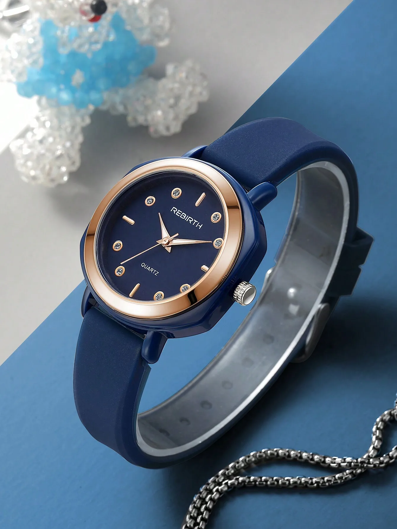 

Элегантные темно-синие кварцевые часы с акцентами из розового золота и силиконовым ремешком.