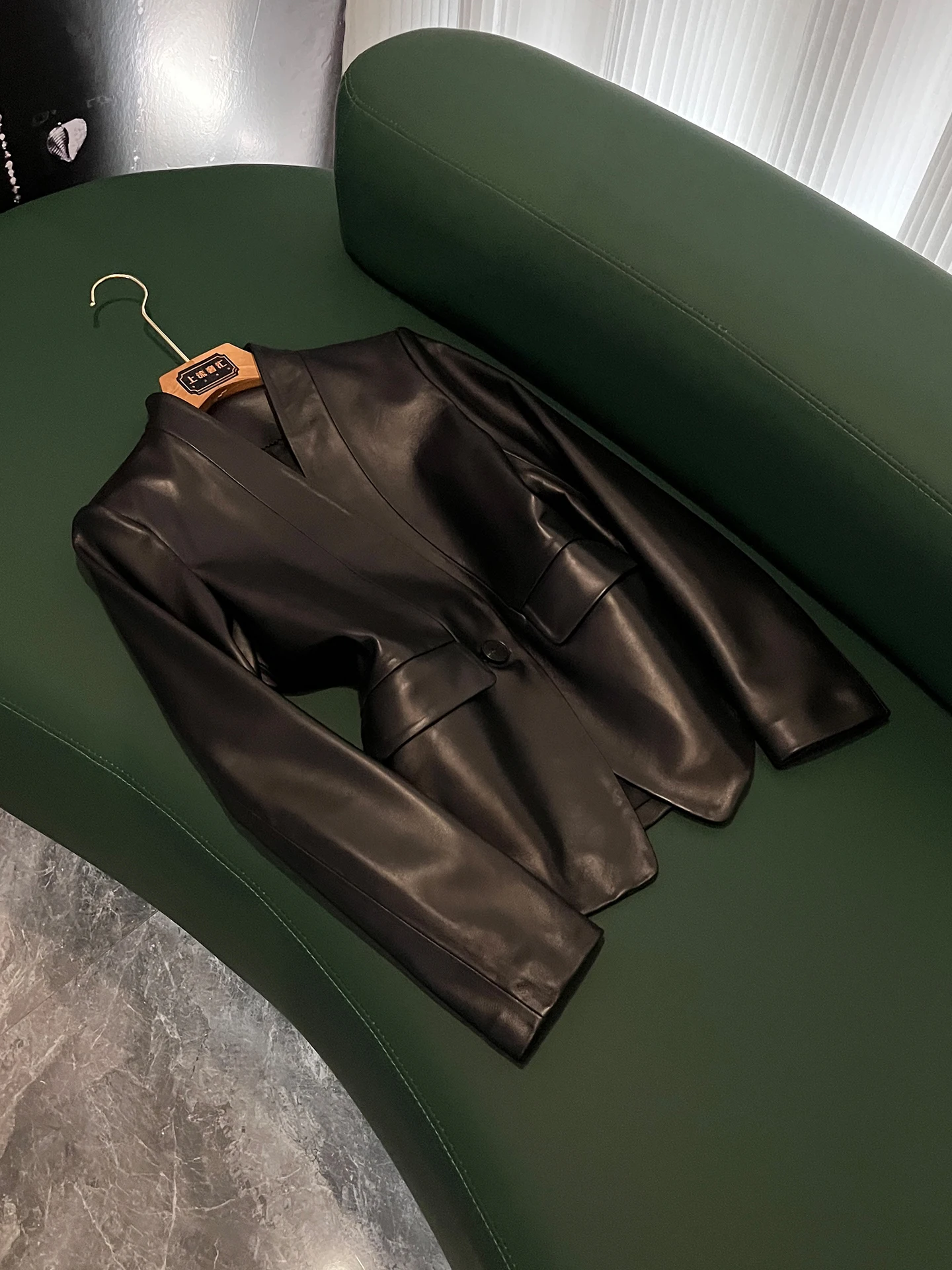 

Faionable Versatile Women's Real eepskin Leather Jaet Casual V-ne ort Sle Double-breasted Busin Suit Coat