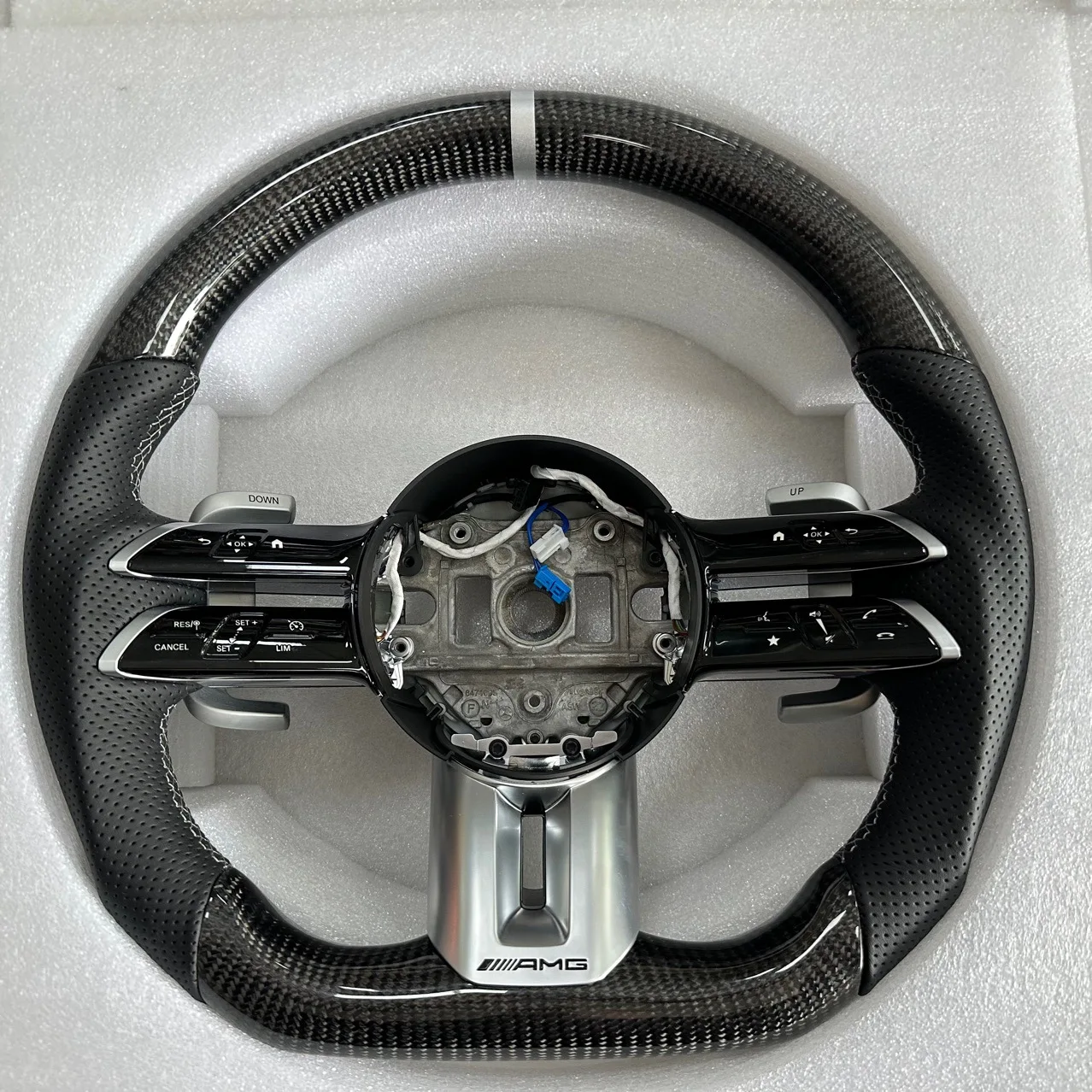 

Подходит для Mercedes-Benz Dragonfly Plate CLA CLC CLK CLB a C E S-Class Модифицированное рулевое колесо AMG из углеродного волокна