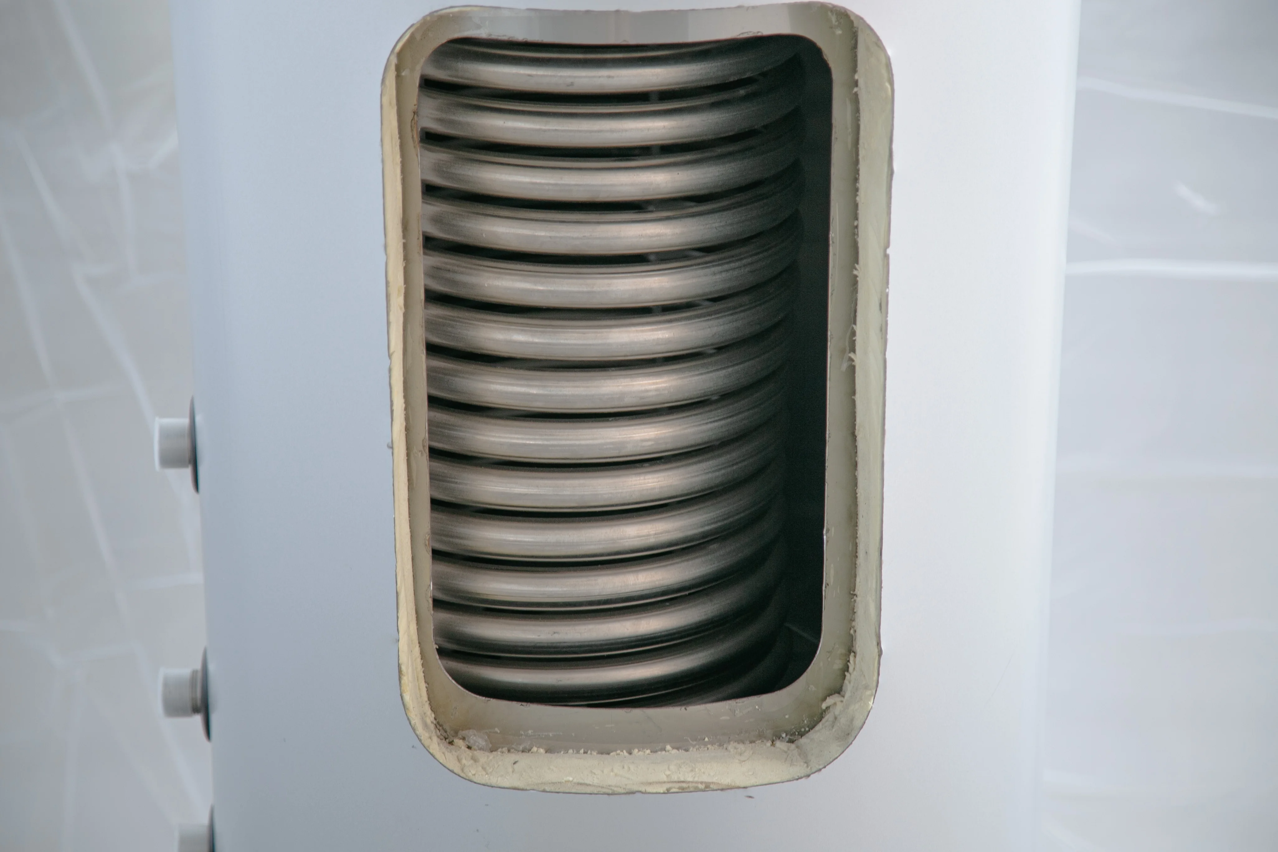 200L 2 في 1 ثنائي المصدر يعمل بالطاقة الشمسية DHW المحلية عازلة للمياه الساخنة خزان التدفئة لفائف المدمج في نظام مضخة الحرارة المنزلية للمنزل