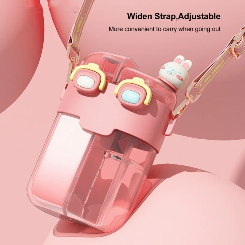 ขวดน้ำน่ารัก 780 มล. ใช้ได้สองแบบ ป้องกันการรั่วซึม ขวดน้ำคาวาอี้พร้อมหลอด สายสะพายปรับได้ สติ๊กเกอร์สีแดง