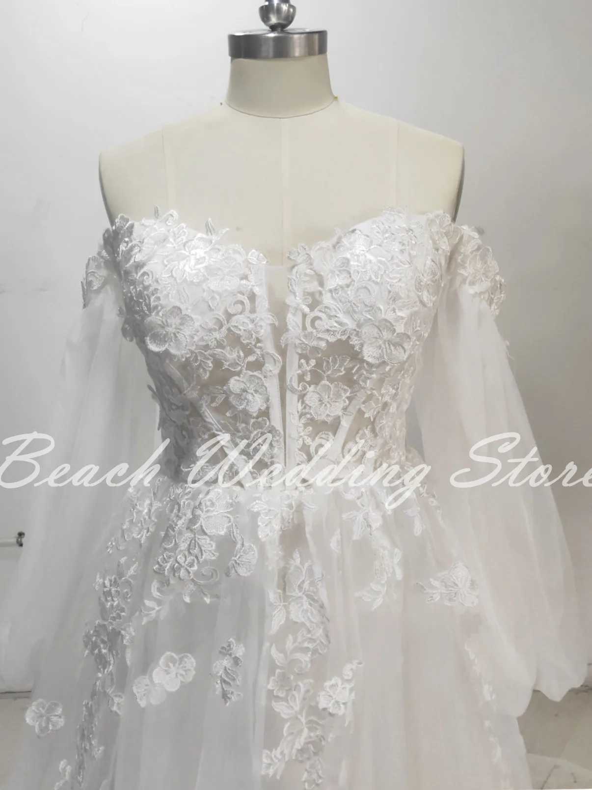 Off The Shoulder Beach Wedding Dress Long Puff Sleeves Appliques Floor Length Soft Tulle Lace Bridal Gowns Sweep Train