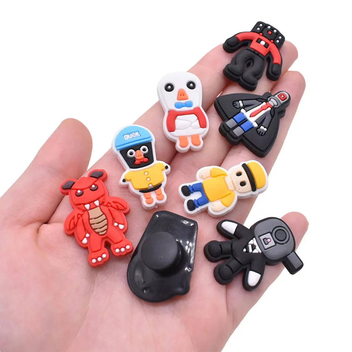 ألعاب ساخنة 22-110 قطعة المرحاض مضحك الكرتون الأحذية السحر اكسسوارات الزينة البلاستيكية الكلاسيكية تسد مشبك للأطفال هدايا عيد الميلاد والهالوين