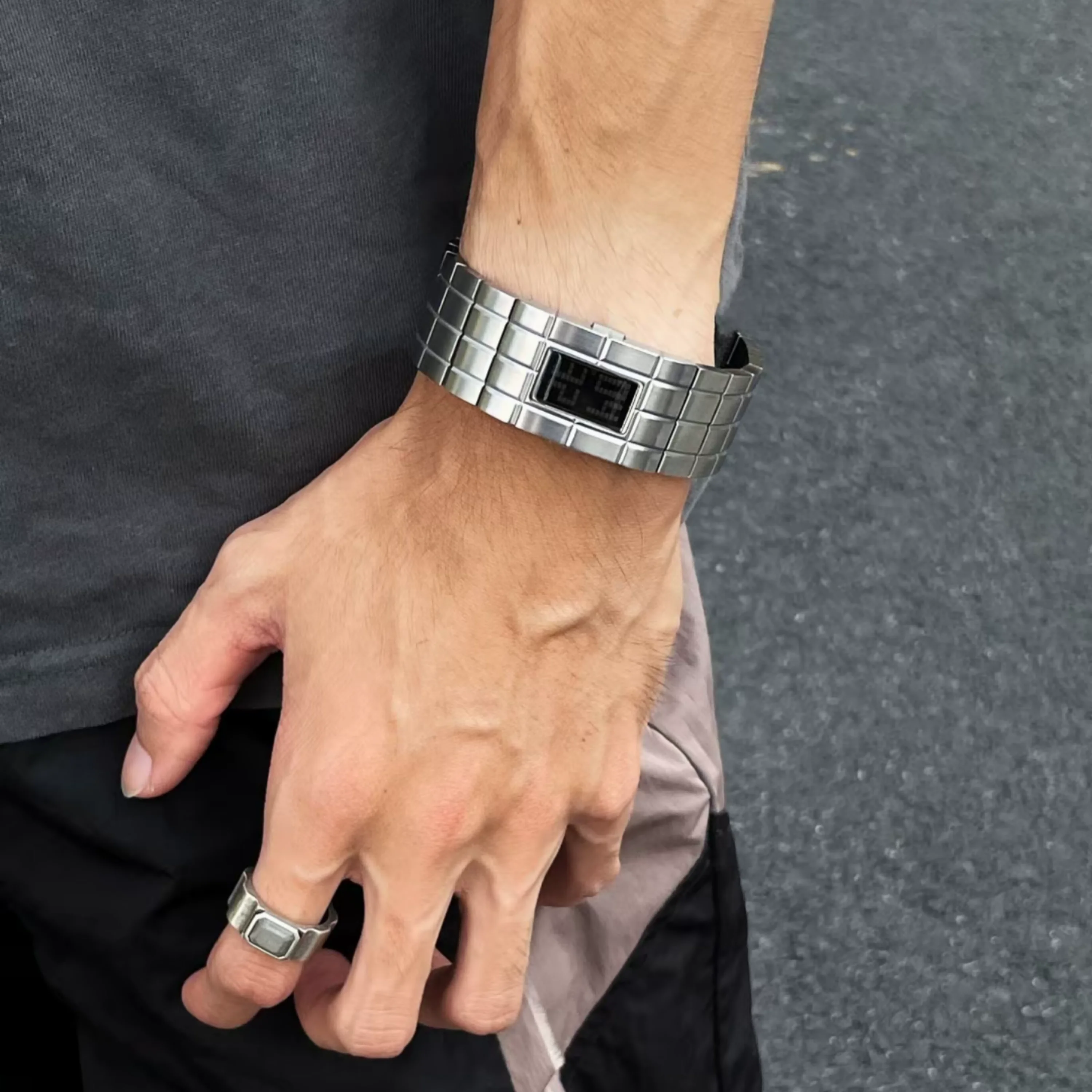 BENLYDESIGN L500 Rectangular 1970s Digital Watch, Stainless Steel Strap Chocolate Grid Design Perfect Watch Gift for Men & Women