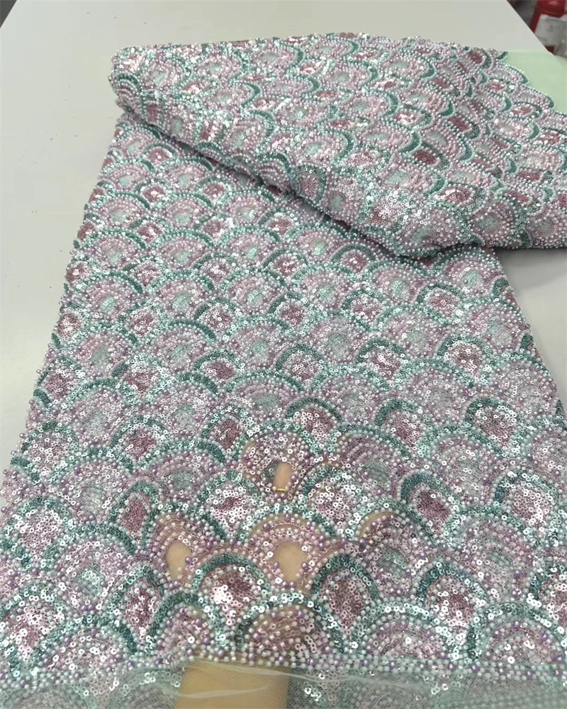 エレガントなフレンチメッシュレース生地ビーズ刺繍とスパンコール付きウェディングドレスアフリカナイジェリアビーズデザイン女性用